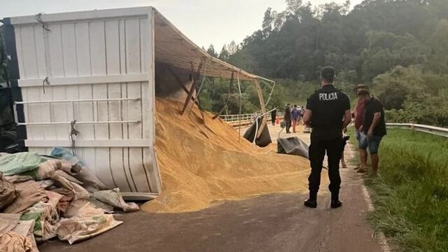Volcó un camión con carga de soja en El Soberbio.