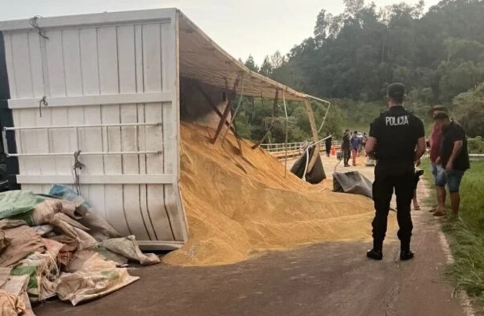 Volcó un camión con carga de soja en El Soberbio