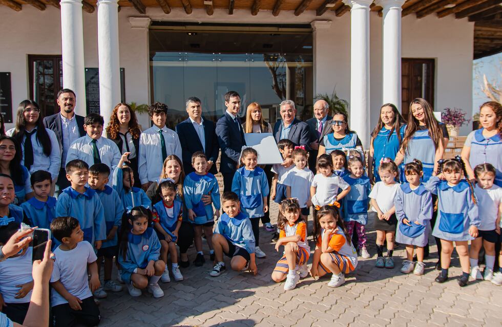 Educación conecta 300 escuelas rurales con antenas Starlink