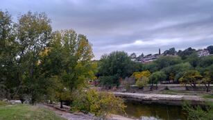 Villa Carlos Paz en otoño, a orillas del río en "El Fantasio". (Abril 2021).