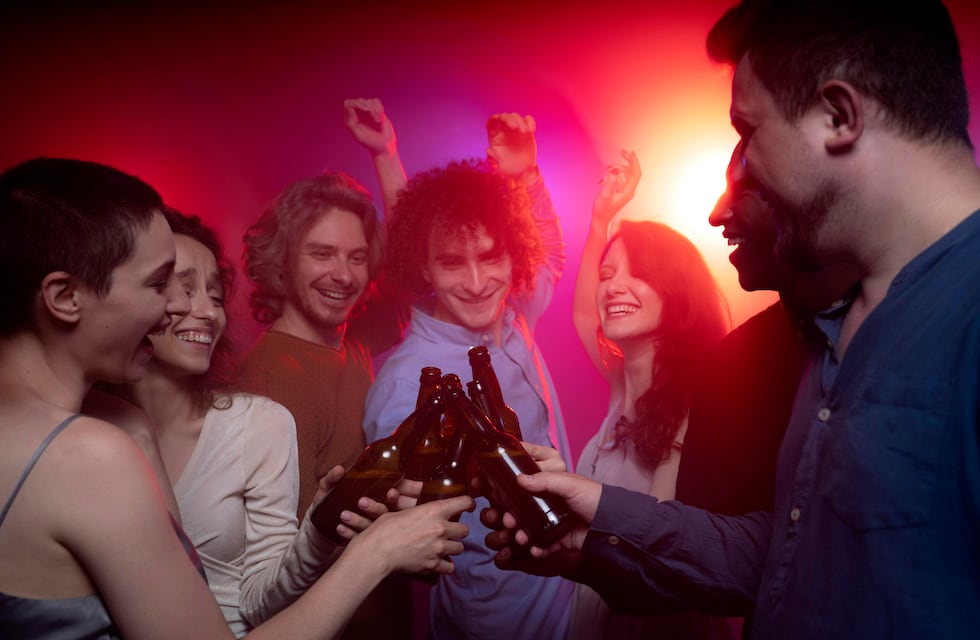 A la vieja usanza: organizan una fiesta en Buenos Aires para que “solos y solas” se conozcan en persona