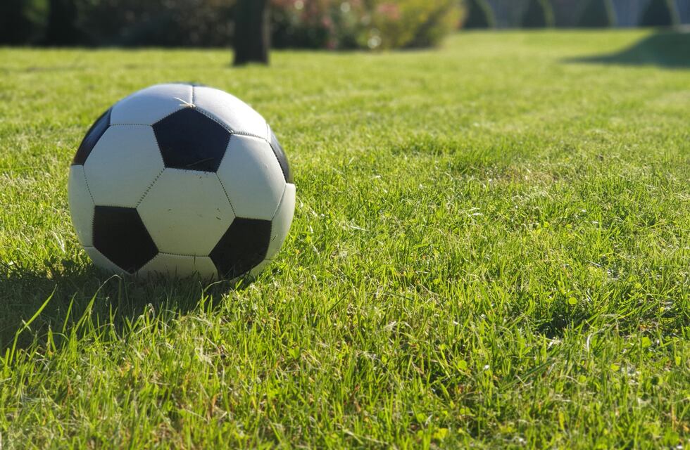 Quiso meter celulares a una cárcel de Córdoba con una pelota de fútbol: cómo lo descubrieron