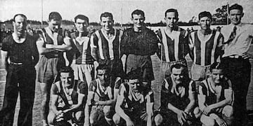 Rosario Puerto Belgrano (1938). Parados: Cantón, Blanco, Garaventa, Sánchez, Barrios, Reggiardo, Pérez y Bonomi
Hincados: Ruescas, Hurinich, Álvarez, Albanesi y Hernández.