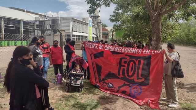 El grupo piquetero se instaló en la puerta de Fénix y pedían que les dieran cajas navideñas o tambien dinero.