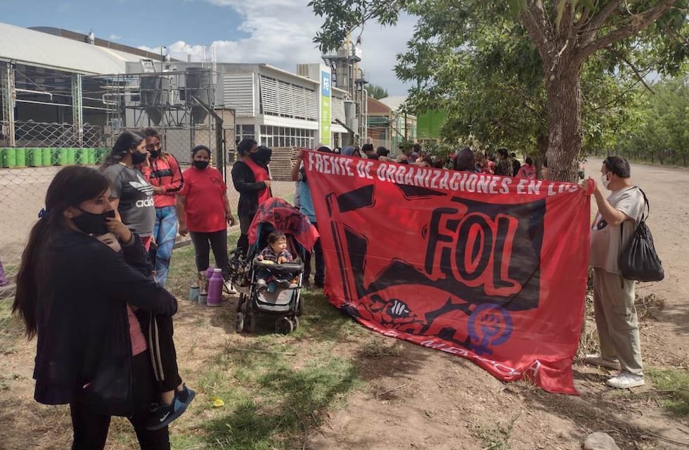 Grupo piquetero intentó ingresar a la fuerza a la pulpera Fénix, exigían cajas navideñas o dinero