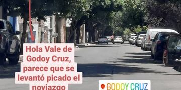Un mendocino se hizo viral con una jugada propuesta de casamiento a su novia en un pasacalles.