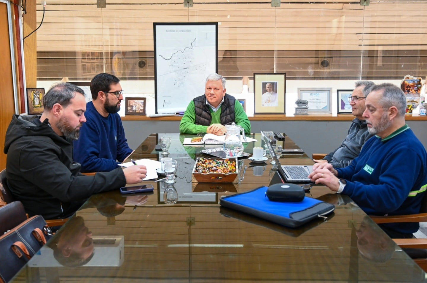 El presidente de CESPAL Miguel Fontana, entregó la documentación al Intendente Gustavo Benedetti.