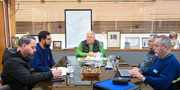 El presidente de CESPAL Miguel Fontana, entregó la documentación al Intendente Gustavo Benedetti.