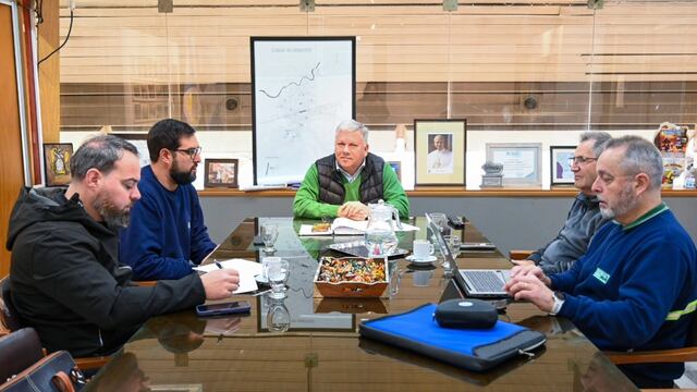 El presidente de CESPAL Miguel Fontana, entregó la documentación al Intendente Gustavo Benedetti.