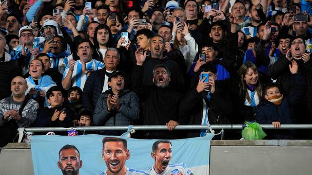 Hinchas de Argentina alentando a la Selección (AP Foto/Natacha Pisarenko)