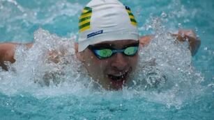 El nadador rosarino sufrió un accidente en el precalentamiento de una competencia en el que se fracturó una vértebra.