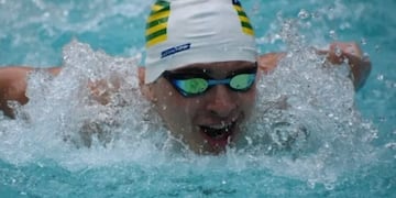 El nadador rosarino sufrió un accidente en el precalentamiento de una competencia en el que se fracturó una vértebra.
