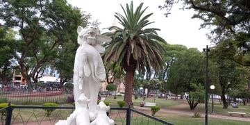 La estatua vandalizada