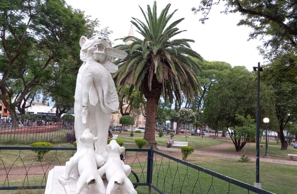 Vandalizaron una estatua en la Plaza 25 de Mayo