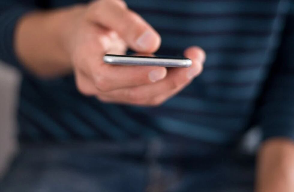 Taller para aprender a manejar el celular destinado a adultos mayores