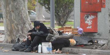 Los datos del INDEC marcan que la canasta de pobreza aumentó en el cuarto trimestre de 2023 un 72,9%, con un pico del 27% en diciembre, tras la devaluación del peso. Imagen ilustrativa. Foto: José Gutierrez / Los Andes