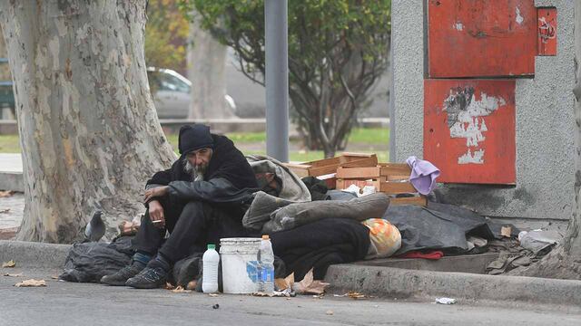 Los datos del INDEC marcan que la canasta de pobreza aumentó en el cuarto trimestre de 2023 un 72,9%, con un pico del 27% en diciembre, tras la devaluación del peso. Imagen ilustrativa. Foto: José Gutierrez / Los Andes