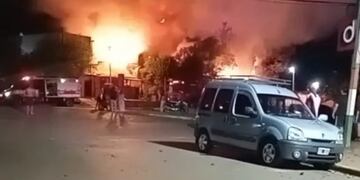 Voraz incendio arrasó con una verdulería y dos viviendas en Garupá.