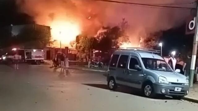 Voraz incendio arrasó con una verdulería y dos viviendas en Garupá.