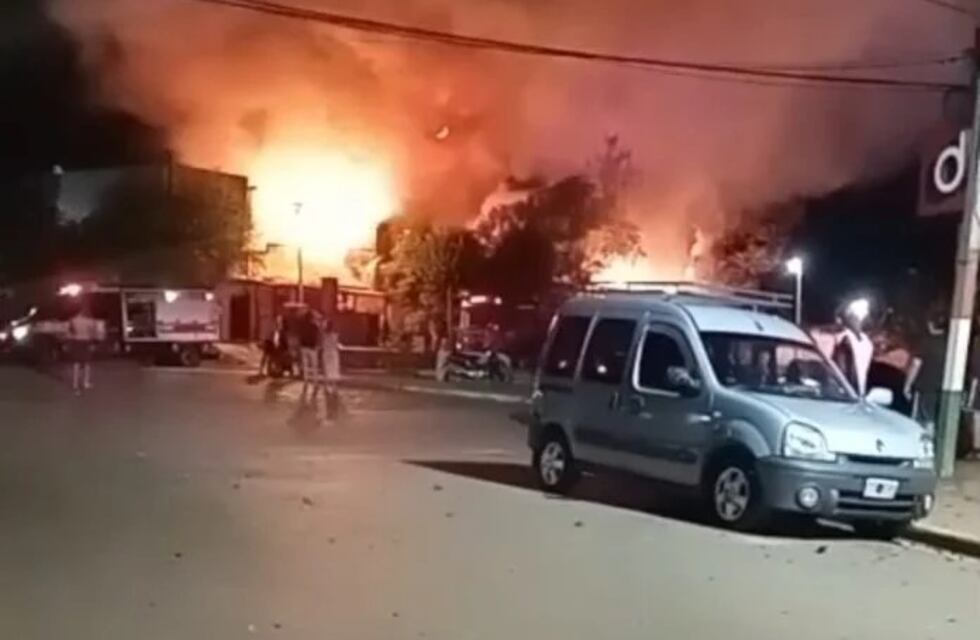 Voraz incendio arrasó con una verdulería y dos viviendas en Garupá