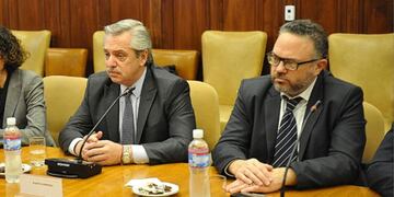 Alberto Fernández y Matías Kulfas. El Gobierno salió a desmentir al, ahora, exministro.