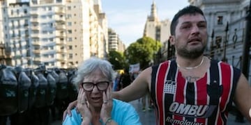 Las hinchadas de fútbol se unieron para defender a los jubilados: cuándo y dónde será la marcha convocada por los clubes
