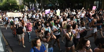 Una multitud de personas se concentró en Garibaldi y San Martín para marchar hacia Tribunales. En reclamo por la aparición con vida de Florencia Romano. Mariana Villa/Los Andes