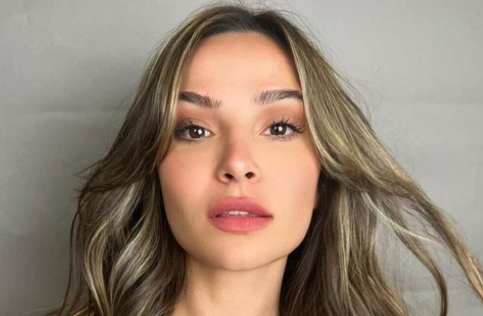 Brenda Asnicar se sumó a la moda de “tanga a la vista” con una foto a blanco y negro