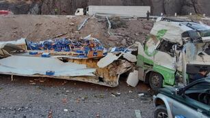 Un camión brasileño desbarrancó en la ruta 7 a la altura de Uspallata. - Foto: Ministerio de Seguridad.