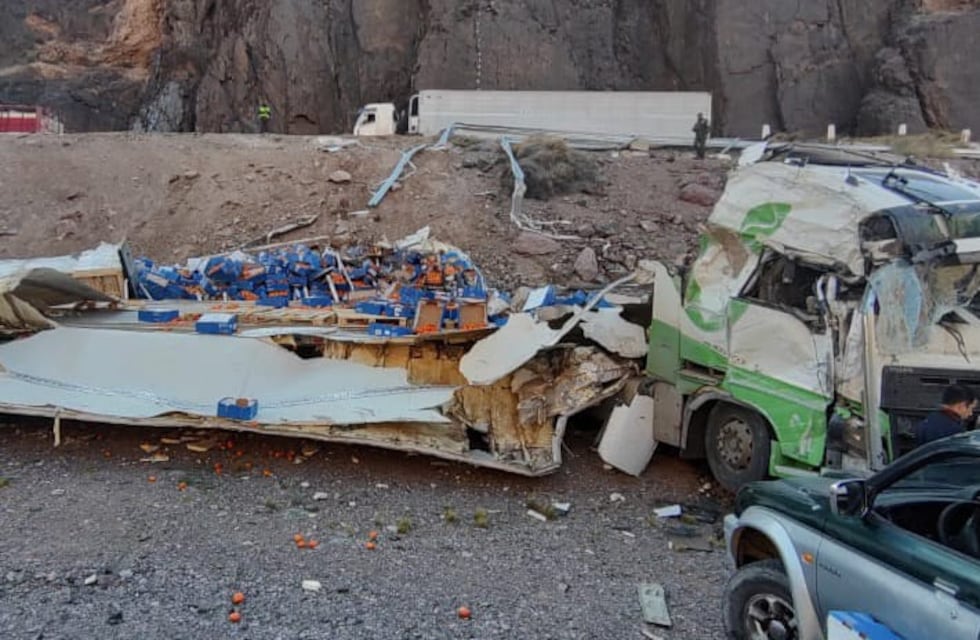 Un camión brasileño volcó y cayó 10 metros, tras desbarrancarse en alta montaña