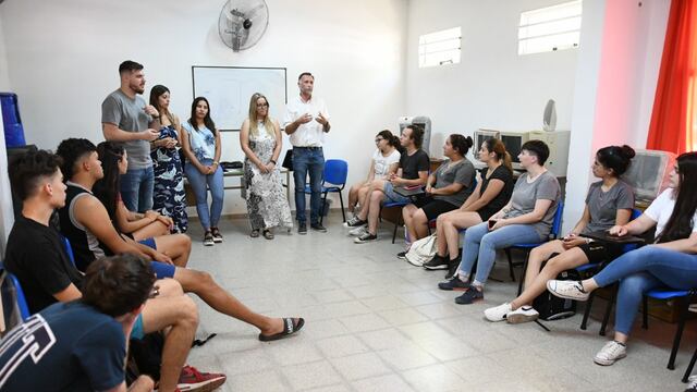 Diego Peiretti junto a participantes del Talleres de Orientación Laboral