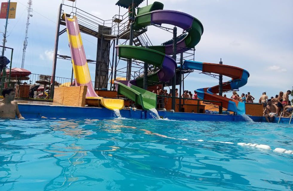 El parque acuático en Buenos Aires con toboganes y piletas que es ideal para despedir el verano