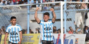 Franco Coronel, goleador de Racing, al servicio de un triunfo muy festejado en Nueva Italia.