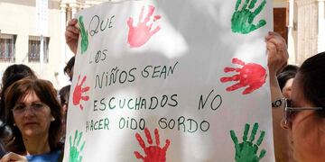 Reclamo. Ayer, ONG y familiares de niños que denunciaron abusos hicieron un abrazo simbólico al edificio de Tribunales, en Río Cuarto, para pedir mayor celeridad en las investigaciones judiciales (LaVoz)