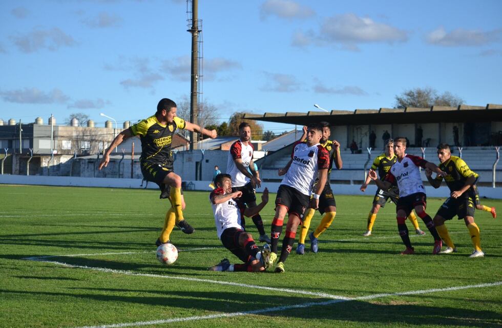 Fútbol en Tandil: Santamarina perdió 2 a 0 contra Defensores de Belgrano