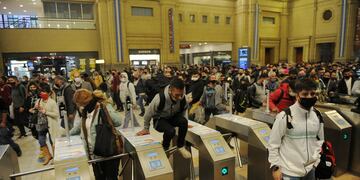Caos en la estación Constitución por un corte de vías en Avellaneda. (Foto: Clarín)