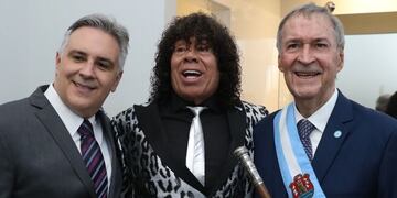 El gobernador Juan Schiaretti y el intendente Martín Llaryora, en el acto del 9 de Julio con la Mona Jiménez.