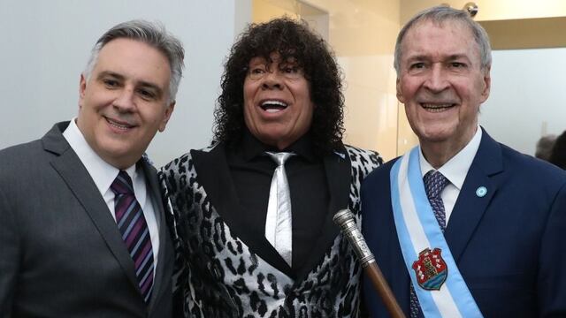 El gobernador Juan Schiaretti y el intendente Martín Llaryora, en el acto del 9 de Julio con la Mona Jiménez.