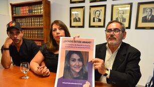 Verónica Bulnes, hermana de la víctima, junto a su padre. (José Hernández/La Voz)