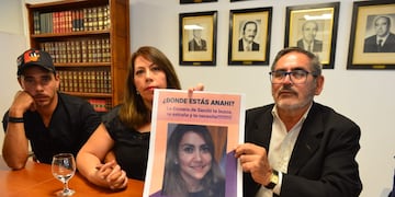 Verónica Bulnes, hermana de la víctima, junto a su padre. (José Hernández/La Voz)