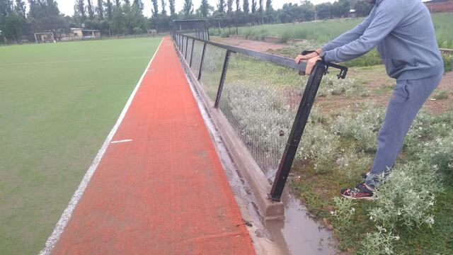 Vándalos destruyeron el cierre perimetral y provocaron daños en los vestuarios entre otros sectores del predio.