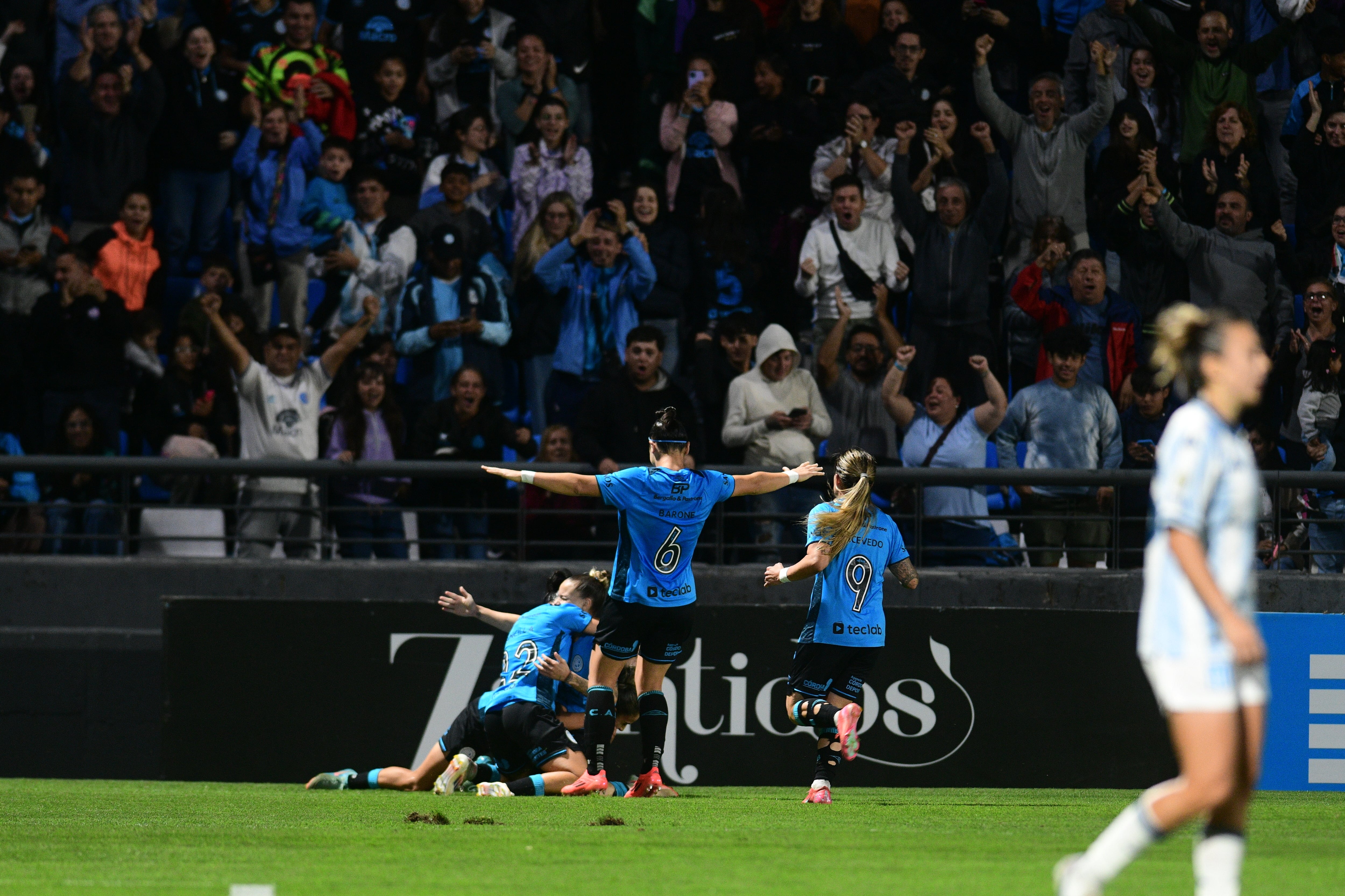 Belgrano enfrentó a Racing en la final del torneo Clausura de la Primera A de la AFA. Se jugó en el estadio Gigante de Alberdi. (Ramiro Pereyra / La Voz)