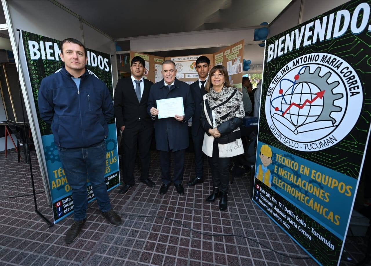 Alumnos de la Escuela Técnica de Delfín Gallo presentaron una ecoturbina construida con materiales reciclados.