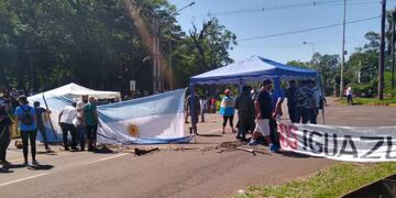 Vuelven a cortar la ruta reclamando la apertura del Tancredo Neves