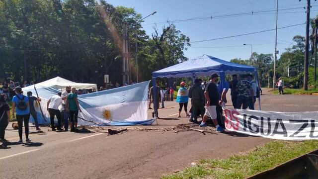 Vuelven a cortar la ruta reclamando la apertura del Tancredo Neves