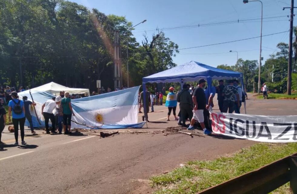 Iguazú: vecinos vuelven a cortar la ruta reclamando la apertura del Tancredo Neves