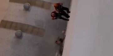 Personal del DUAR rescató al hombre para su posterior detención.