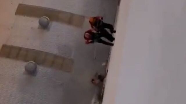 Personal del DUAR rescató al hombre para su posterior detención.
