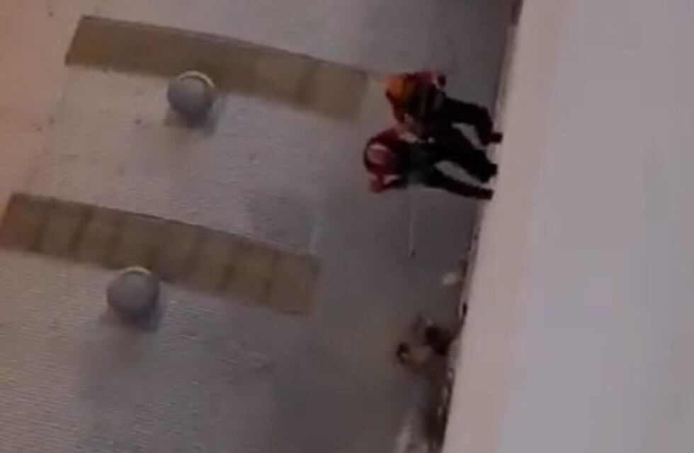 Fotos y video: quiso robar un departamento en Córdoba, pero se cayó desde 25 metros de altura
