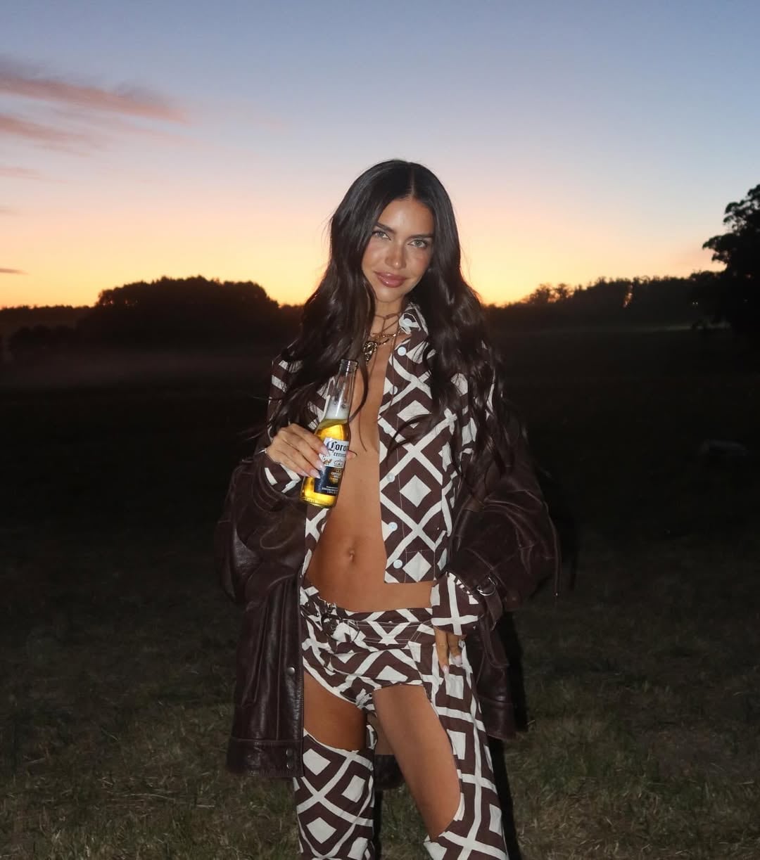 Desde Punta del Este, Zaira Nara marcó tendencia con un look estilo cowgirl en color blanco y chocolate